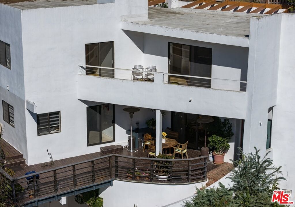 2437 N Edgemont Street