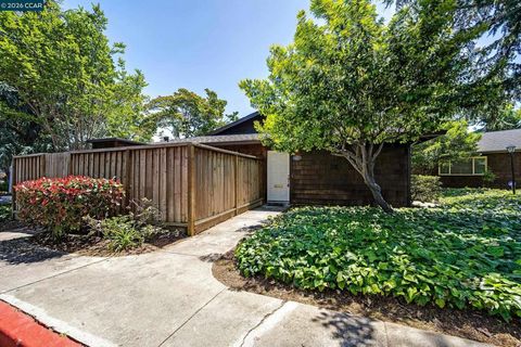Photo of 4127 Ravenwood Pl PL, Castro Valley, CA 94546 (MLS # 41134426)
