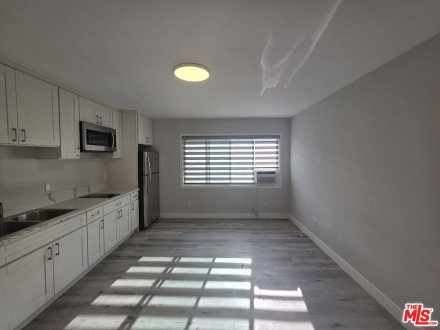 Well maintained 1 bedroom / 1 bathroom unit on the second floor with newer appliances.  Spacious and bright unit.  The asking rent includes an additional parking fee of $100 per month.