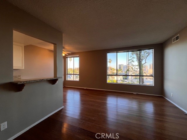 622 S Barrington 302