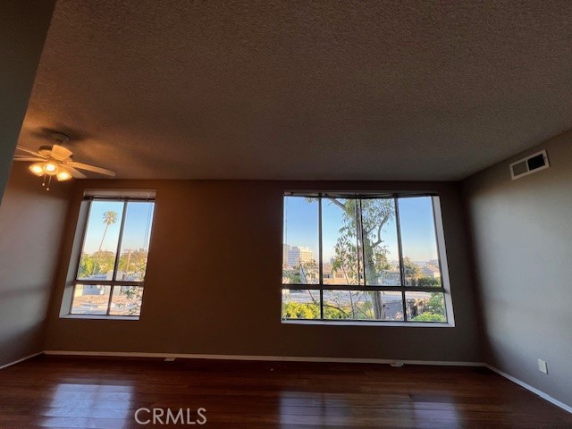 622 S Barrington 302