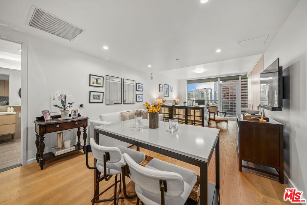 Photo of 877 Francisco Street #1715, Los Angeles, CA 90017 (MLS # 25579693)