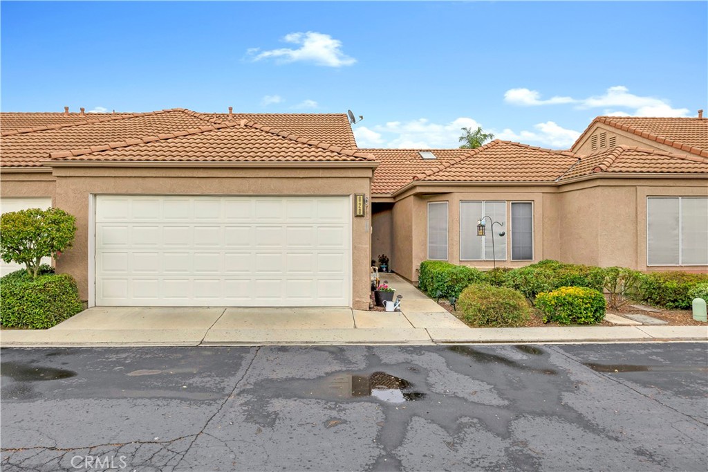VA/FHA and Conventional loan APPROVED! ALL AGES COMMUNITY! Welcome to this immaculate, single-level home in the heart of Terra Linda Village. Perfect for a first-time buyer or someone looking to downsize, this isn't a condo—it's a single-family residence with two common walls. The low-maintenance lifestyle is a major bonus, as the HOA handles both the front yard landscaping and trash collection.
This home is completely move-in ready, featuring a brand newer AC unit, furnace, and water heater. It's across the street from Mary Henley Park in a highly desirable, all-ages community.