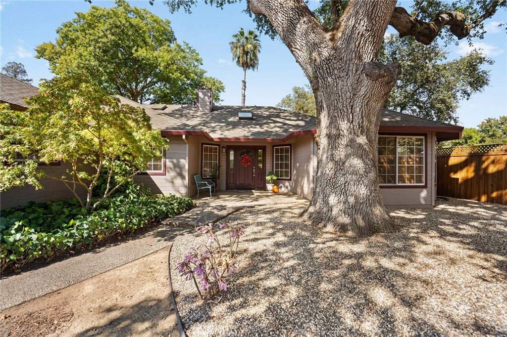 12 Via Flora Court