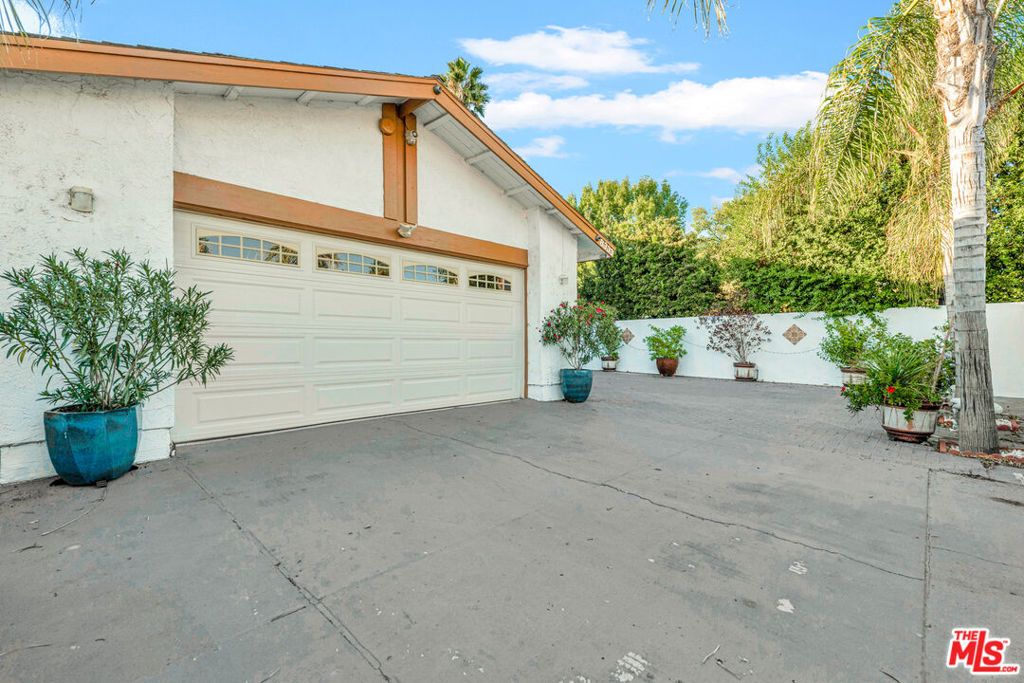 Photo of 8333 Topeka Drive, Northridge, CA 91324 (MLS # 25598657)
