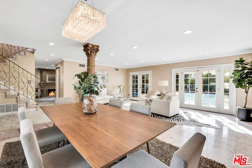 Photo of 8333 Topeka Drive, Northridge, CA 91324 (MLS # 25598657)