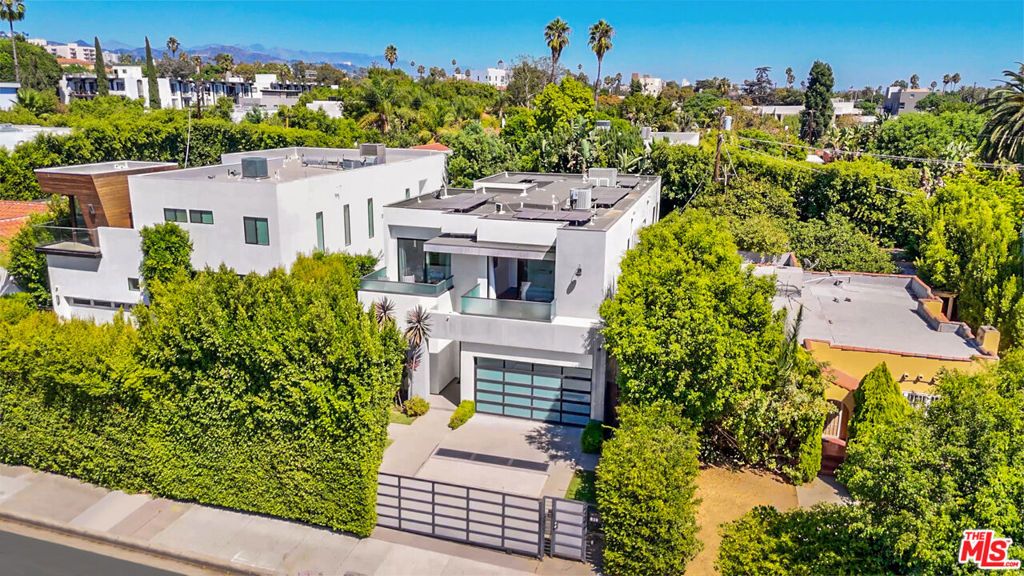 Photo of 926 N Crescent Heights Boulevard, Los Angeles, CA 90046 (MLS # 25588967)