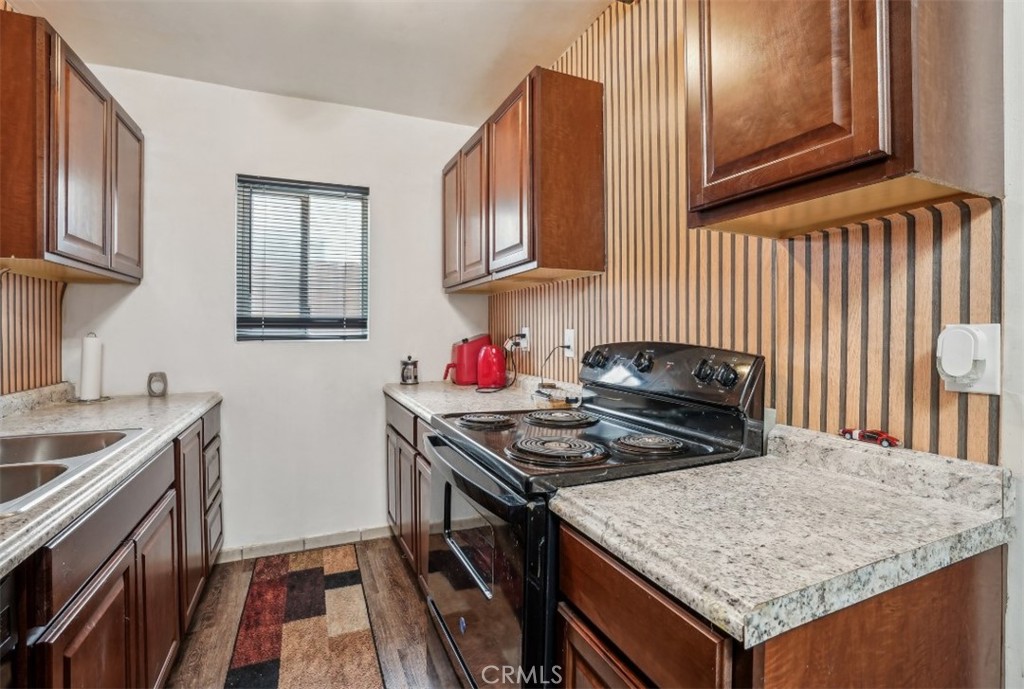 Furnished flexable terms month to month or longer Large one bedroom, one bath condo 1 car garage and additional permit parking. First floor unit In a 5 unit Complex located in the beautiful Tree-lined Street of Franklin . Newly remodeled with brand new kitchen flooring, paint doors and bathroom vanity garage with Brand new door opener all new appliances stove, fridge ad dishwasher, central to Santa Monica College, the water gardens, Santa Monica Hospital, Ralphs, Whole foods and many trendy restaurants and essential businesses owner is licensed agent bre 01211126.