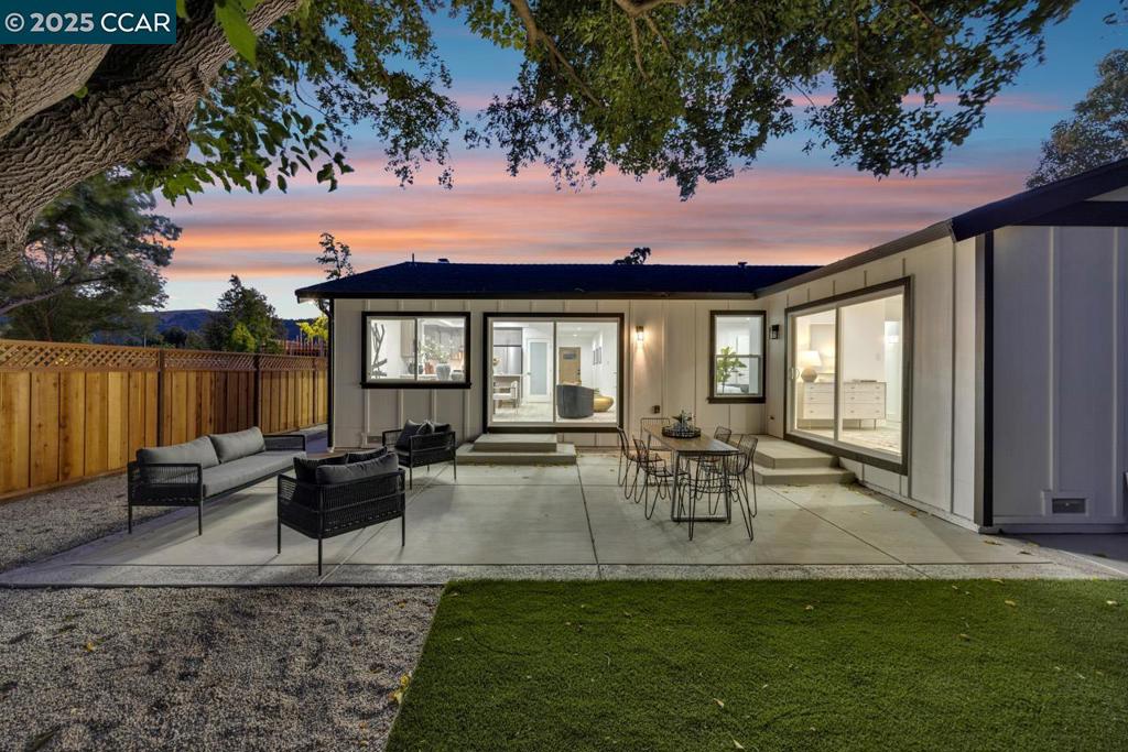 VAL VISTA - Residential