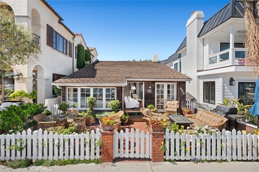 Photo of 323 E Bay Front, Newport Beach, CA 92662 (MLS # NP26077376)