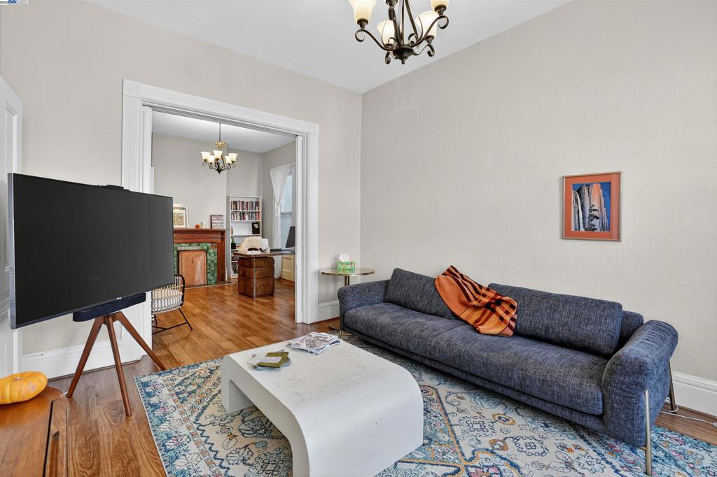 CHINATOWN - Residential Income