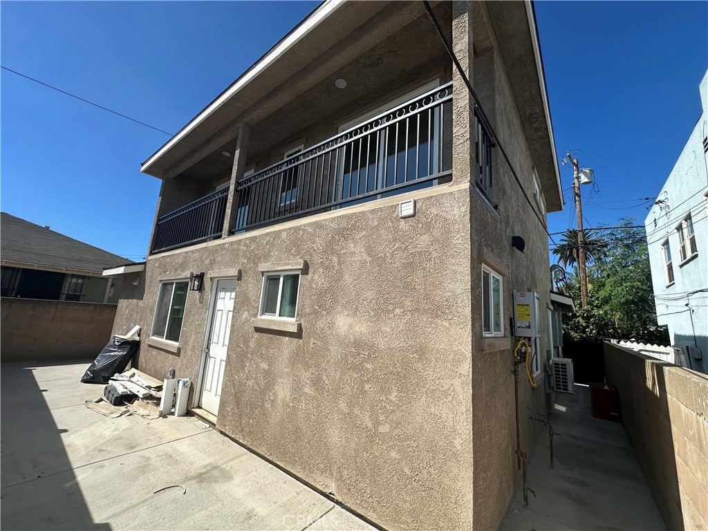 Newly built ADU with 2 bedroom and 3 bathroom back house. It's a fresh start for who wants to live close to the beach. Both rooms are upstairs with its own bathroom. The owner willing to convert the partial garage into another bed room for free. Each room has its own air condition.