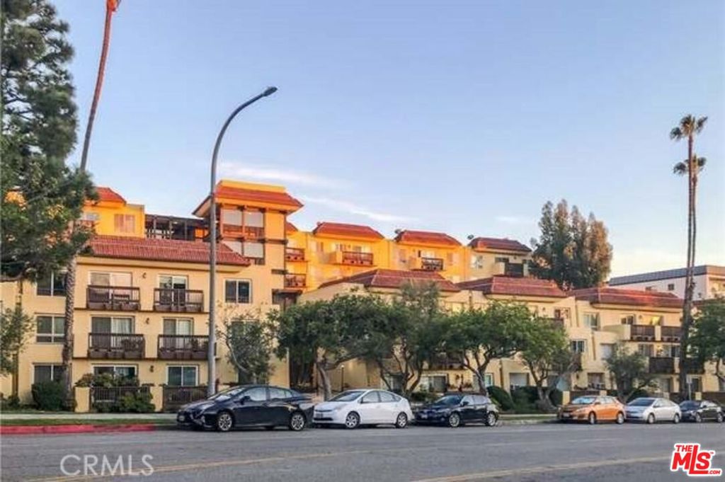 Welcome to the Adobe Grande in Fox Hills. This unit offers ample square footage and the opportunity to bring your creative touches to make this space yours. The unit comes with 1 parking spaces (tandem), extra storage space and a secured bike room. Benefit from the proximity to Fox Hills Park, eateries, coffee shops, downtown Culver City, the Steps, the Platform, Ivy Station, Silicon Beach, Playa Vista, LAX and so much more. Fox Hills Park being down the street which has: tennis courts, pickleball courts, basketball courts, a sand volleyball court, a playground, and a large open field for a variety of activities. HOA covers: water, trash, and general ground maintenance. One pet allowed, small dogs or cats. Property won't be available for lease until 4-15-25.