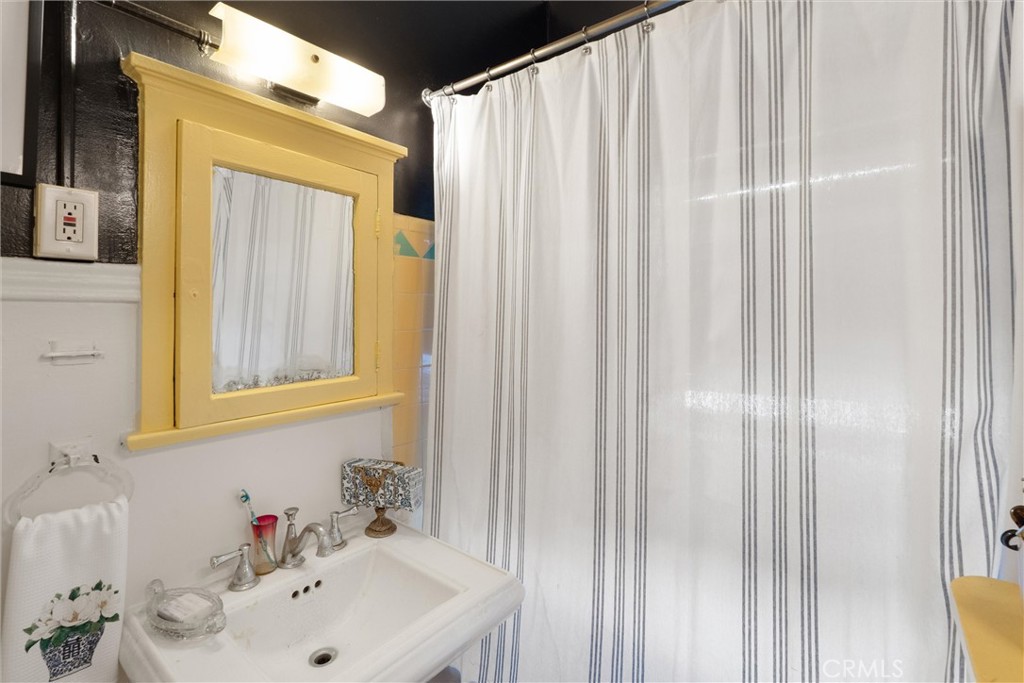 Properties 4 1030 E Ocean 308