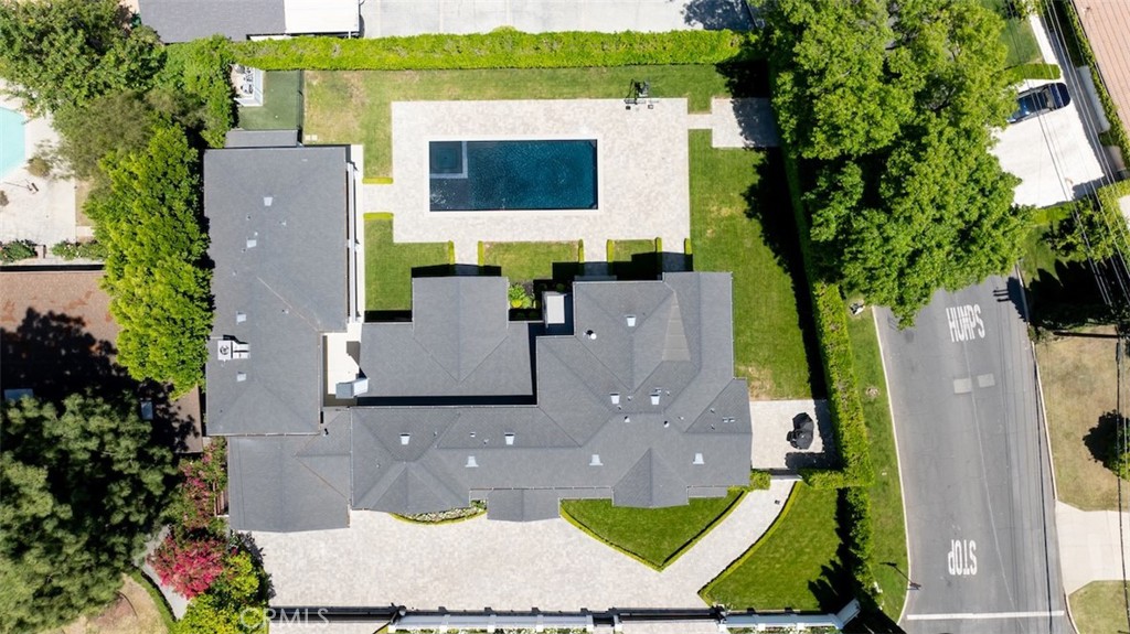 Properties 2 20701 Dumont Street