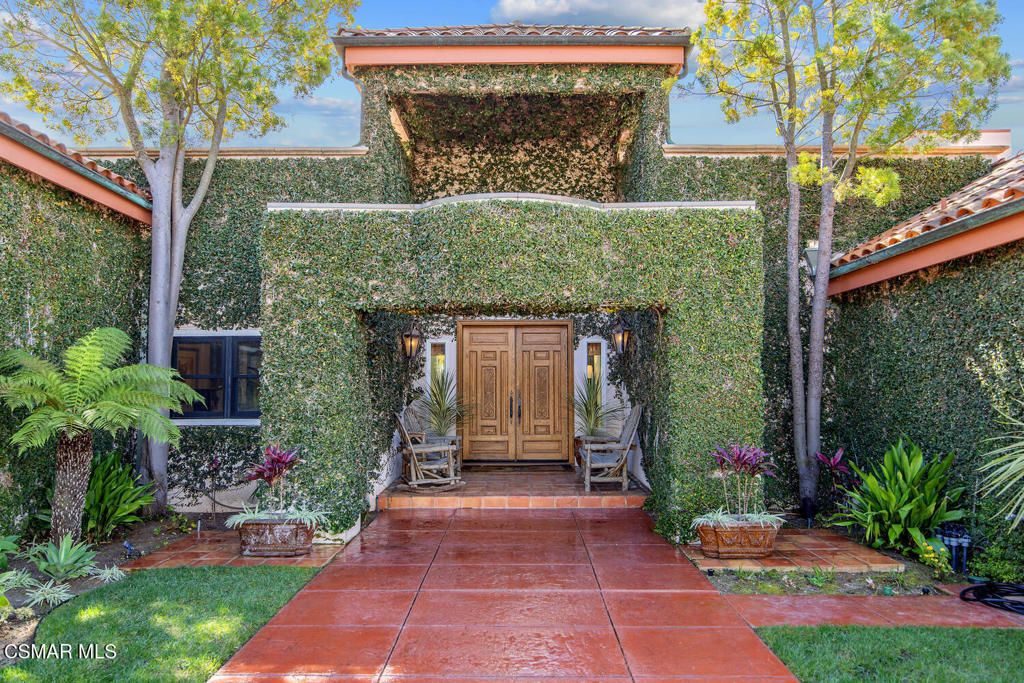 Photo of 730 Calle Mandarinas, Thousand Oaks, CA 91360 (MLS # 226001034)