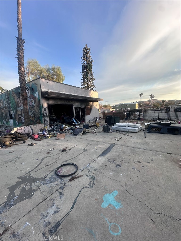 Main image without alt text