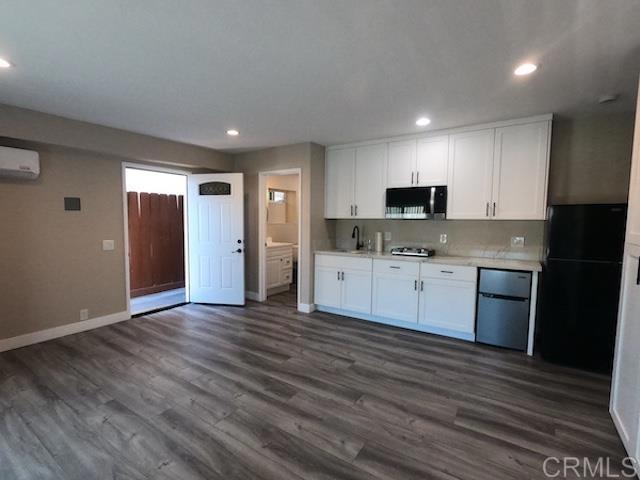 Cute studio, lots of natural light, spacious, assigned space for 1 car, mini split A/C private entrance, easy access to freeway. Close to shops, restaurants, public transportation. water, trash, gas and electric included. Easy access to 805 Freeway and 4.1 mi to San Ysidro Border.