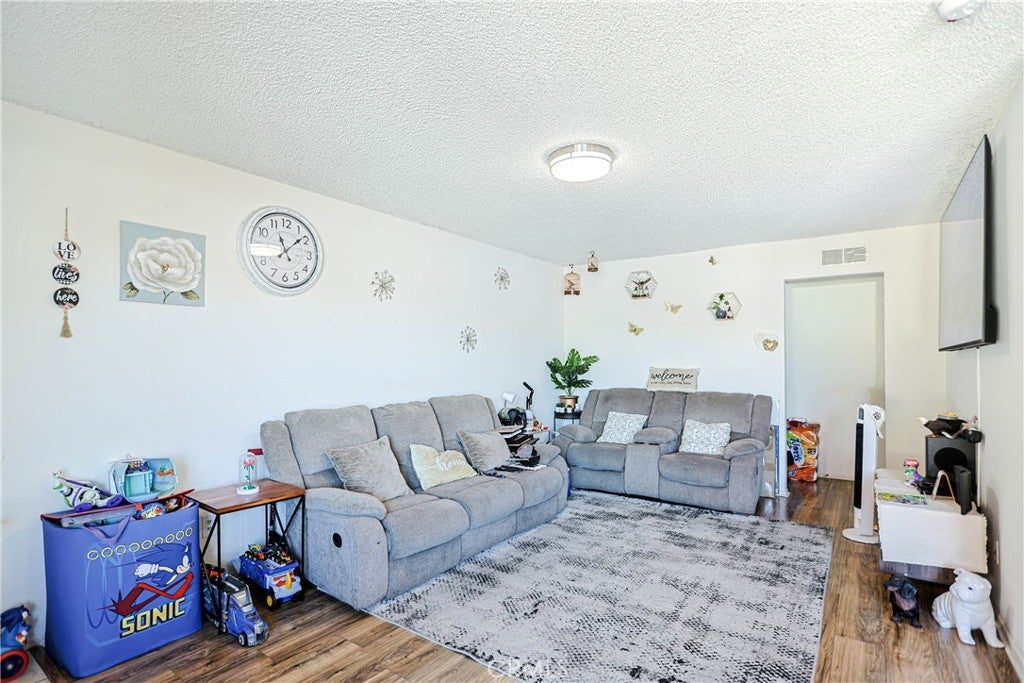 1400 W Warner