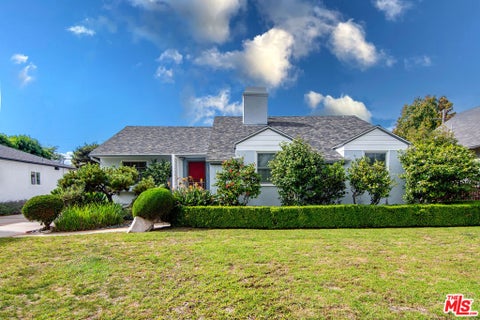 Photo of 3207 Coolidge Avenue, Los Angeles, CA 90066 (MLS # 26103360)