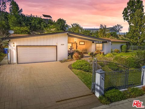 Photo of 20209 Wells Drive, Woodland Hills, CA 91364 (MLS # 26658505)