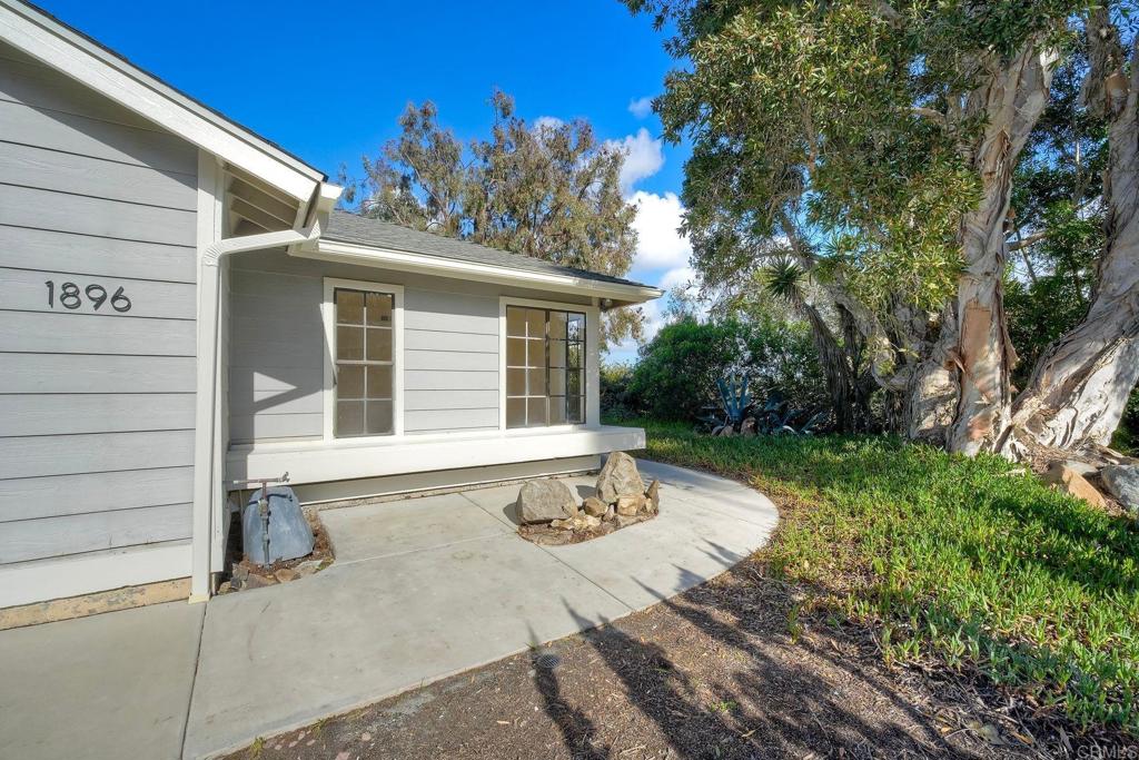 1896 E Pointe Avenue