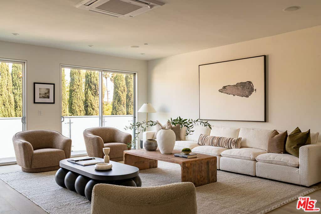 Photo of 928 N Croft Avenue #303, West Hollywood, CA 90069 (MLS # 26827041)