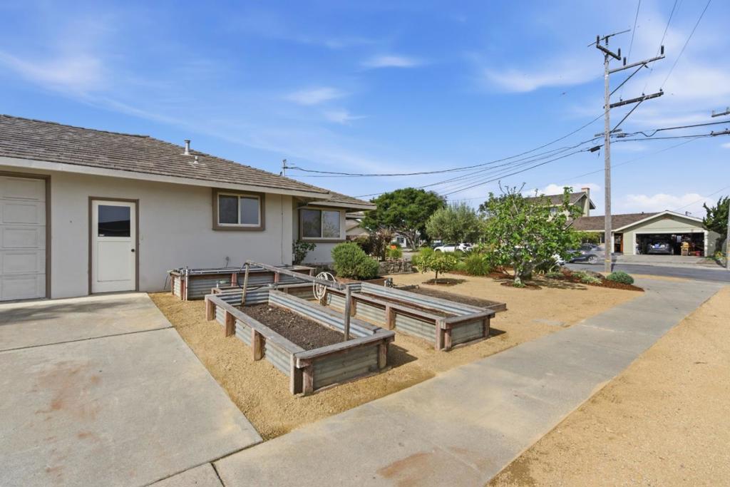 10904 Oak Street