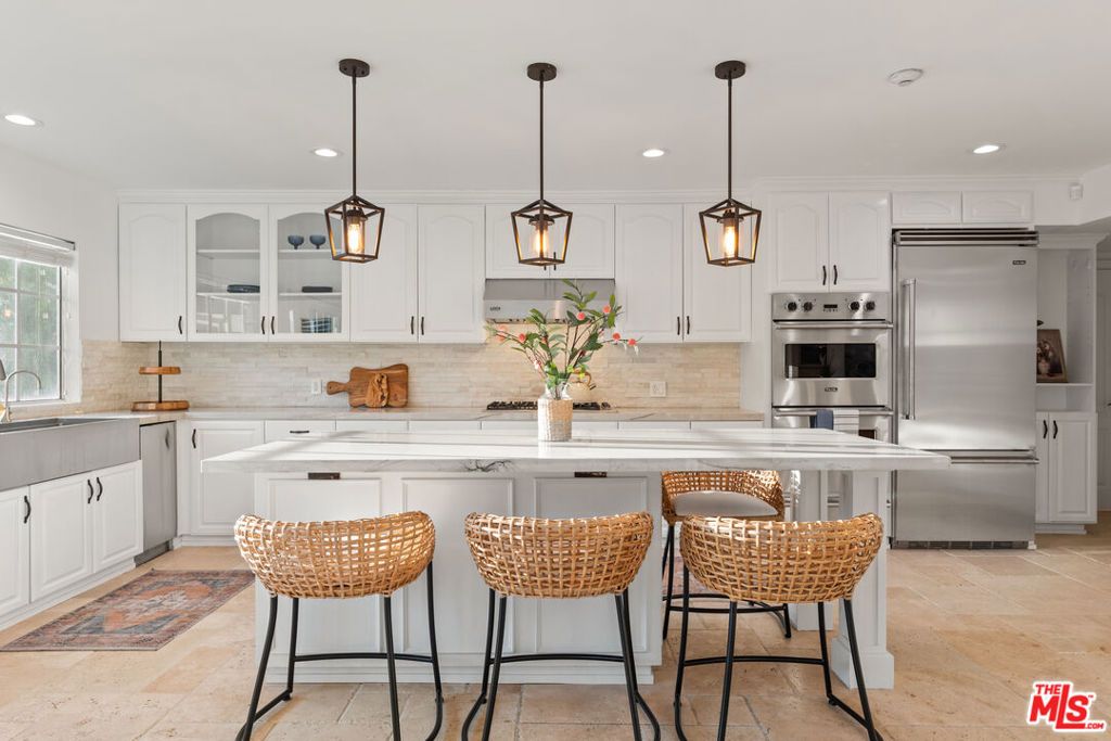 Photo of 16979 Encino Hills Drive, Encino, CA 91436 (MLS # 25605993)