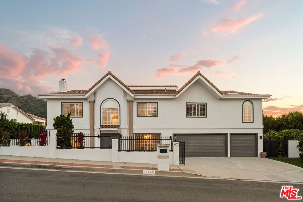 Photo of 16979 Encino Hills Drive, Encino, CA 91436 (MLS # 25605993)