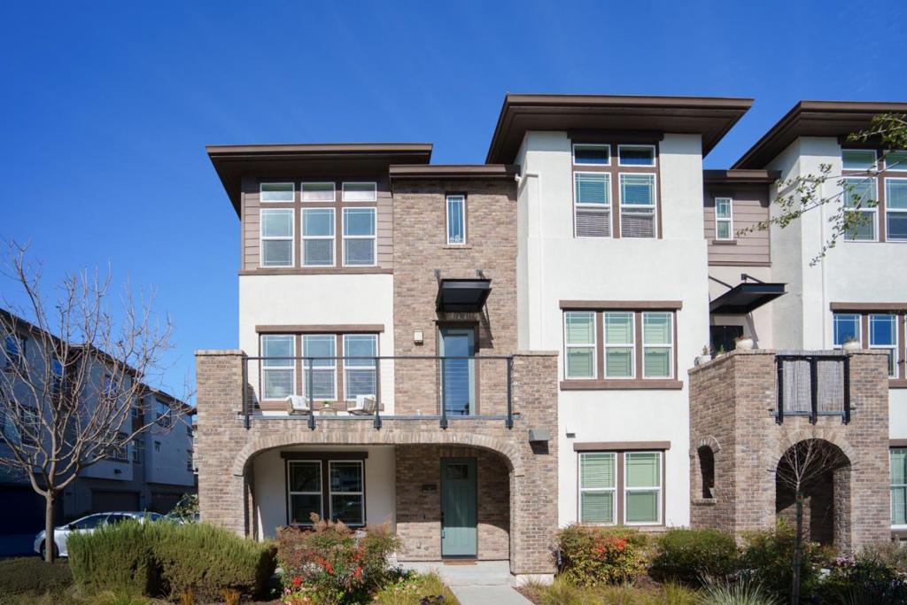 885 De Guigne Drive