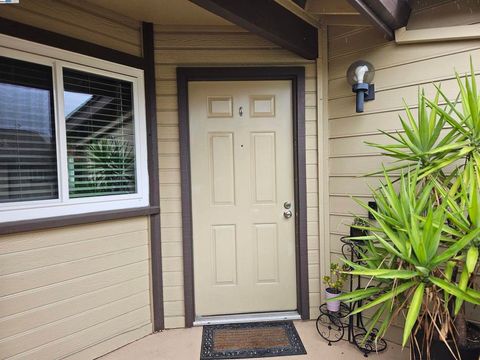 Photo of 3847 Yorkshire St St #8, San Leandro, CA 94578 (MLS # 41115851) Photo of 3847 Yorkshire St St #8, San Leandro, CA 94578 (MLS # 41115851)
