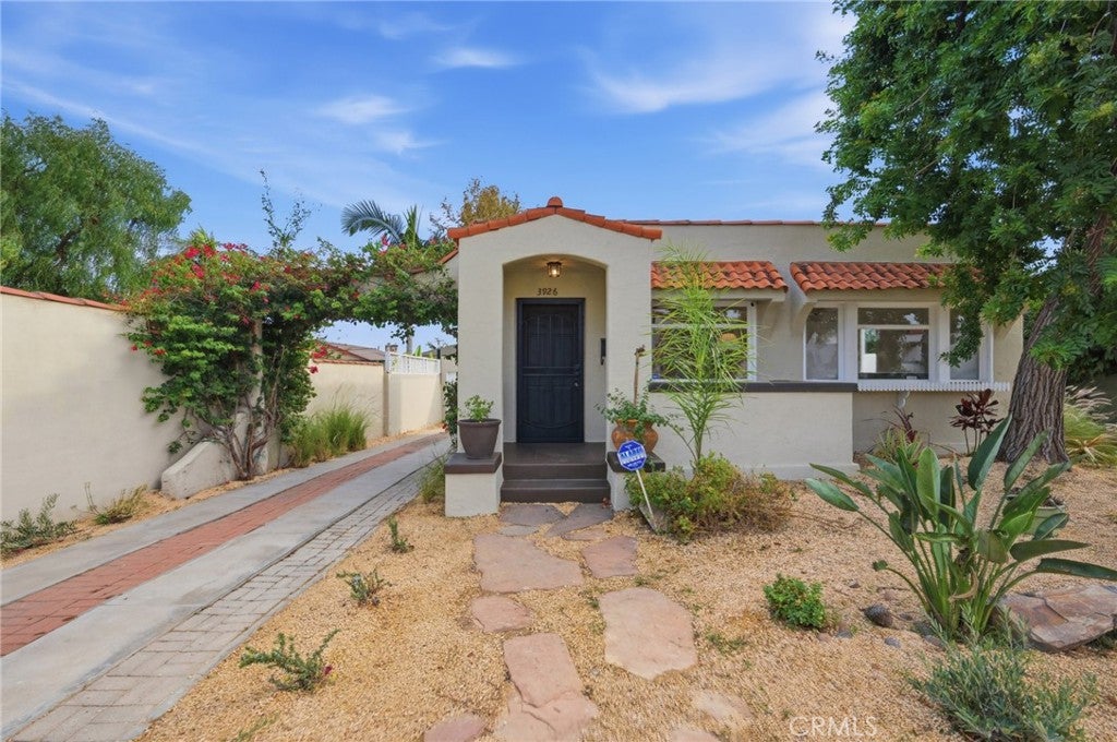 3926 E Wilton