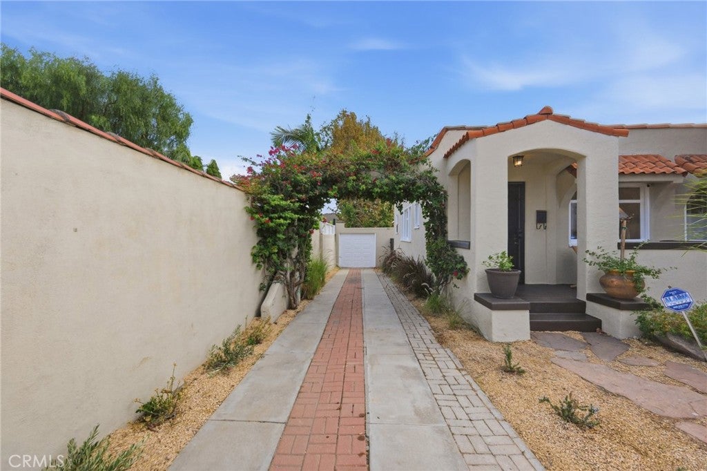 3926 E Wilton