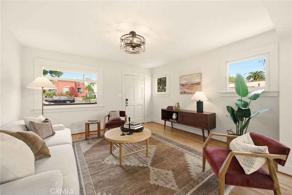 3926 E Wilton
