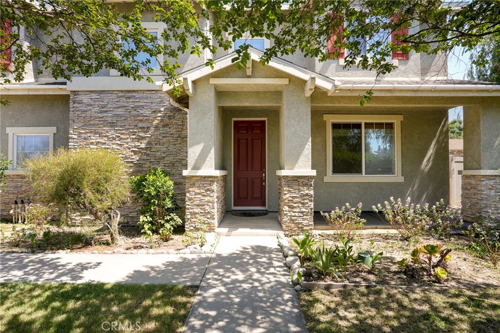 903 W Gladstone Street
