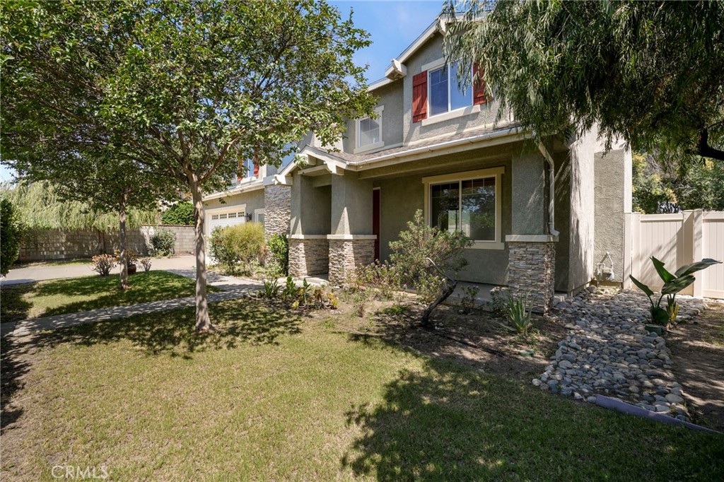 903 W Gladstone Street