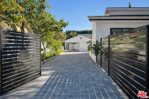 Photo of 4522 Mammoth Avenue, Sherman Oaks, CA 91423 (MLS # 26658699)