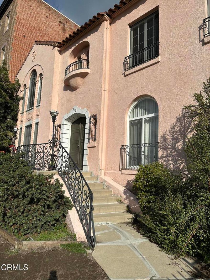 vintage small apt building , with such 1940's charm  excellent studio with remodeled kitchenfull tile bathroom and walk-in closet.