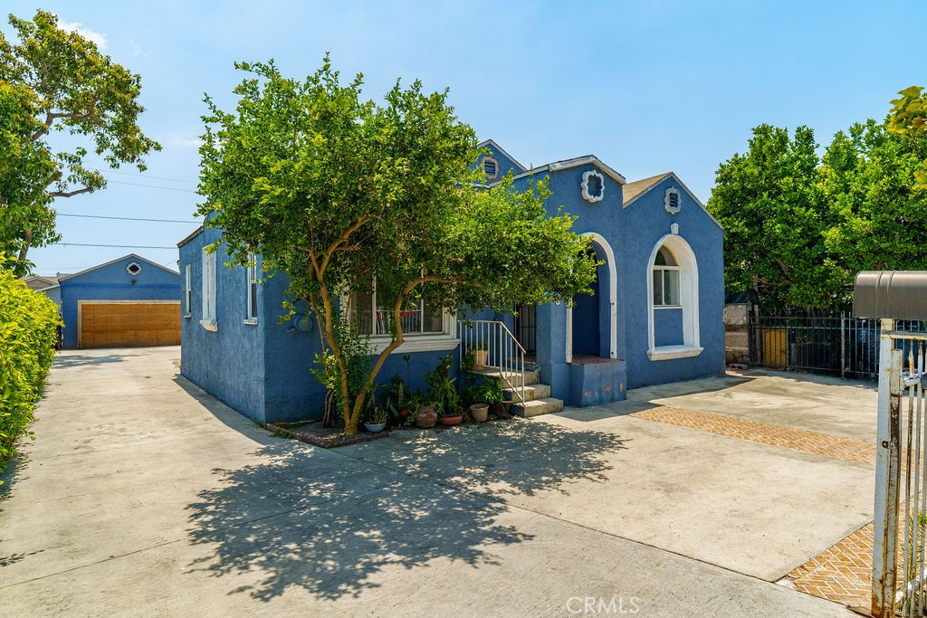 2438 E 114th