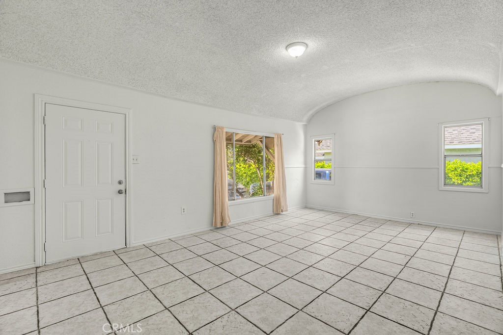 2438 E 114th