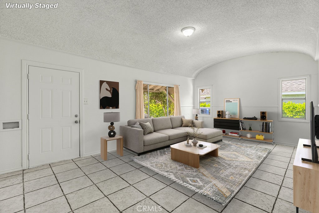 2438 E 114th