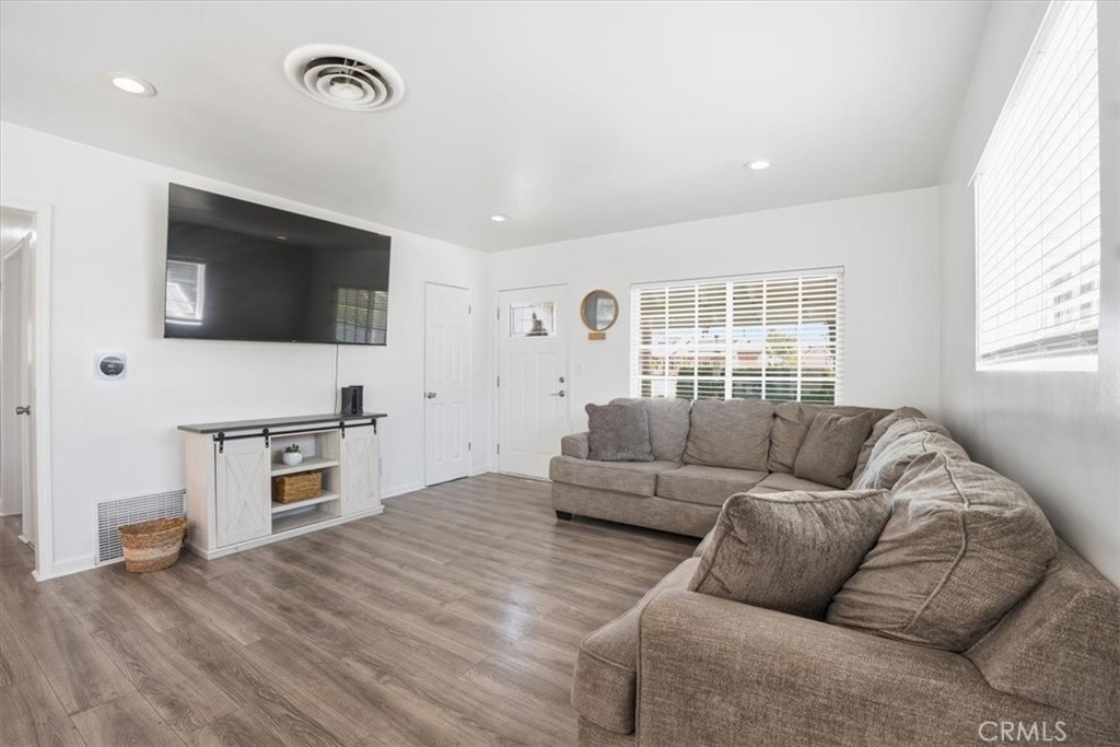 6947 Sunnybrae Avenue