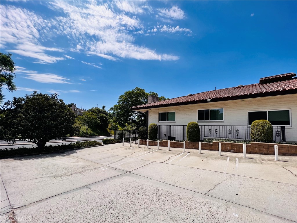 AVAILABLE NOW! this inviting front unit is perfect for those seeking generously sized living room, 2 bedrooms and two full bathroom. Step inside to discover spacious living and dining areas adorned with elegant wood flooring.
Prime Yorba Linda location near top-rated schools, including Fairmont Elementary, Bernardo Yorba Middle, and Yorba Linda High. Close to Yorba Linda Town Center, supermarkets like Trader Joe’s, Ralphs, and Sprouts, plus abundant dining and retail options. Easy access to SR-91 and SR-57 freeways, with the city’s renowned equestrian and multi-use trails nearby—offering both convenience and exceptional quality of life.