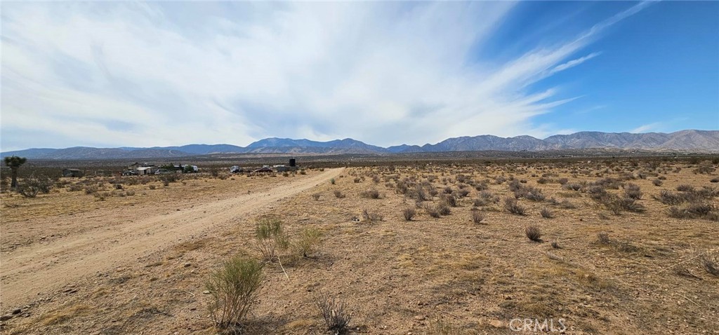 Llano - Easy access to Highway 138. Centrally located between Highway 14 and the 15 Freeway. Conveniences in Palmdale about 20 minutes away. Flat, buildable parcel for ranch or investment.
