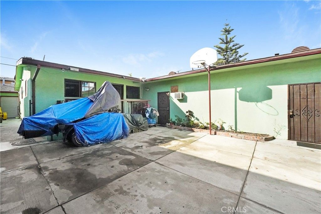 Photo of 2930 W Florence Ave, Los Angeles, CA 90043 (MLS # DW25250280)