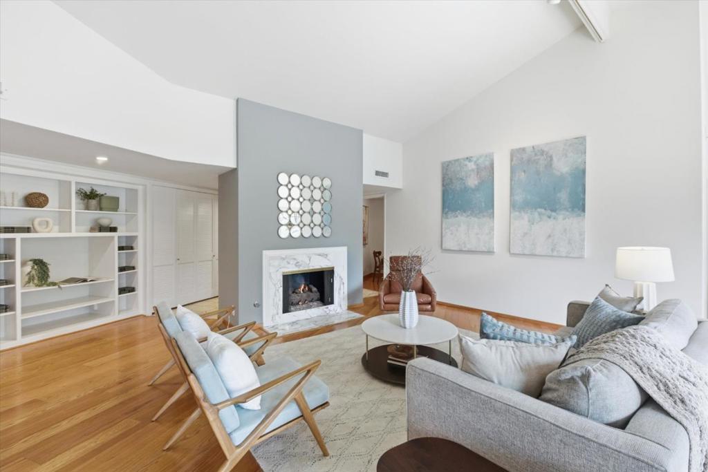 Properties 4 300 Sand Hill Circle 301