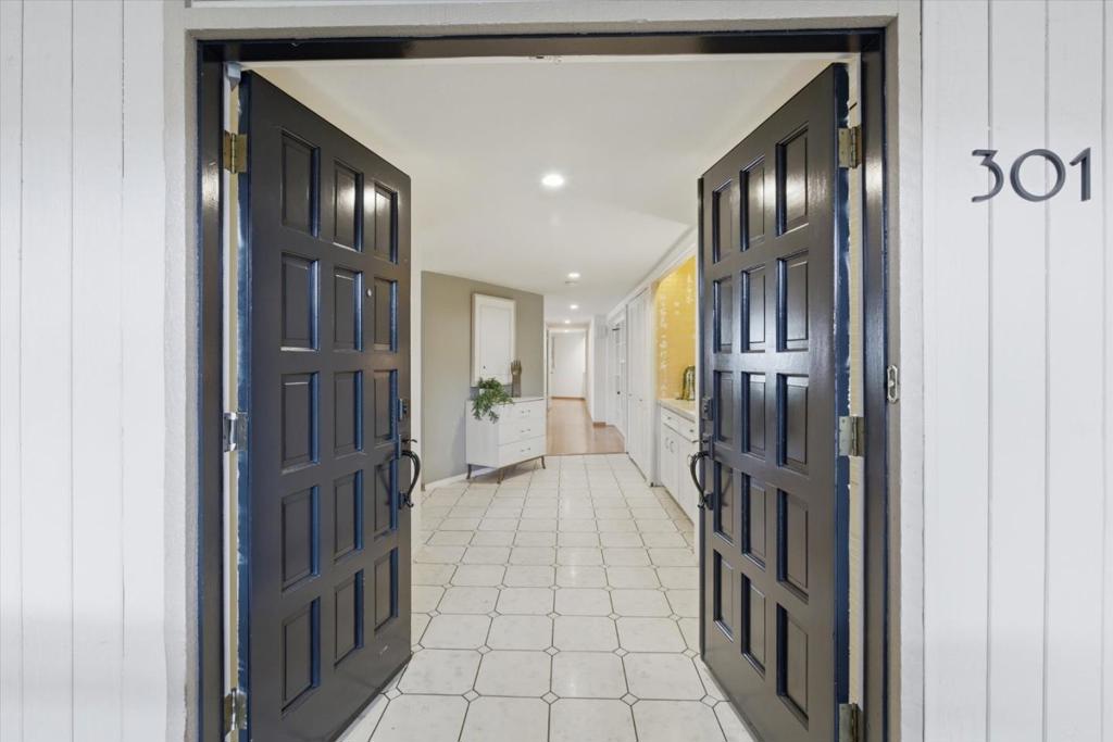 Properties 2 300 Sand Hill Circle 301