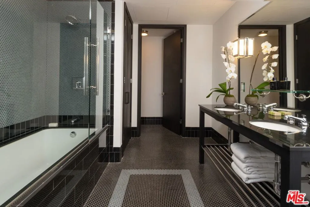 Los Angeles, California 90028, United States, 1 Bedroom Bedrooms, ,2 BathroomsBathrooms,Residential,Active,171725