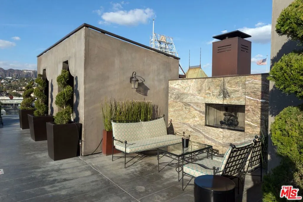 Los Angeles, California 90028, United States, 1 Bedroom Bedrooms, ,2 BathroomsBathrooms,Residential,Active,171725